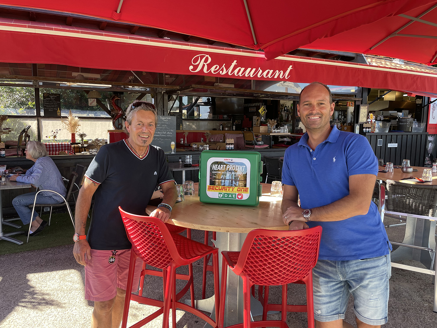 Le restaurant La Cazaute s’équipe d’un défibrillateur fourni par SECURITY ONE, le spécialiste prévention du Bassin